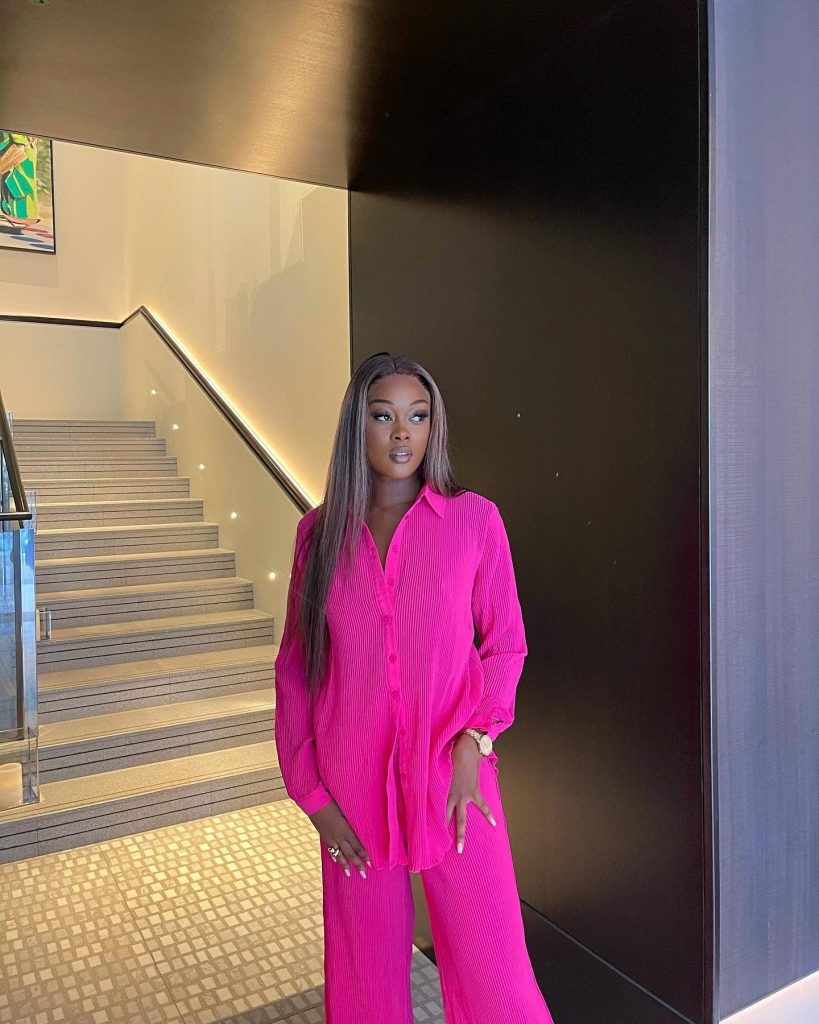 Pink Outfits for Black Women: Streetwear 16 Ideas