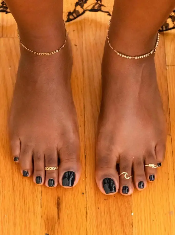 Barva podzimu Nehty na nohou černé ženy 2023 15 nápadů