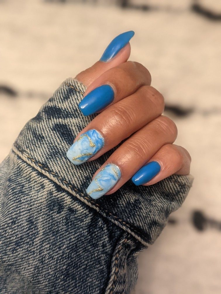 Jedinečně svěží vzhled se světle modrými nápady na nail art: Perfektní odstín pro tmavé tóny pleti