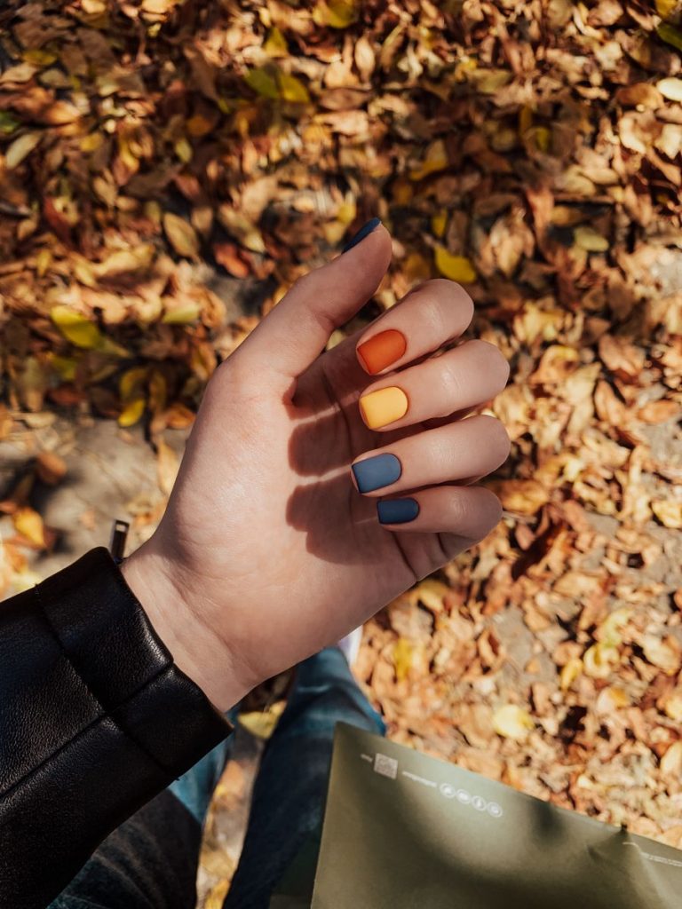 Autumn Inspiration: Cute and Simple Fall Nail Art Designs Featuring Leaves