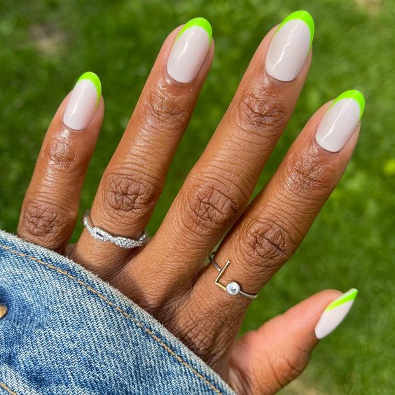 Neon Nails 22 nápadů: Elektrifikujte svůj vzhled oslnivým nail artem