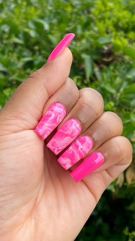 Neon Nails 22 nápadů: Elektrifikujte svůj vzhled oslnivým nail artem