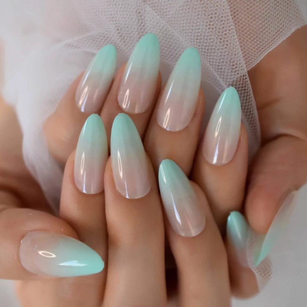 Almond Nails Chrome 21 Ideas: Přidání lesku a lesku do hry na nehty