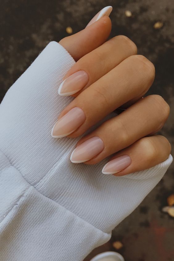 French Tip Nails 18 nápadů: Pozvedněte svou hru na nehty pomocí těchto stylových návrhů