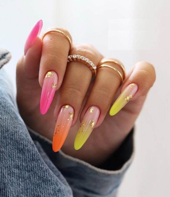 Neon Nails 22 nápadů: Elektrifikujte svůj vzhled oslnivým nail artem