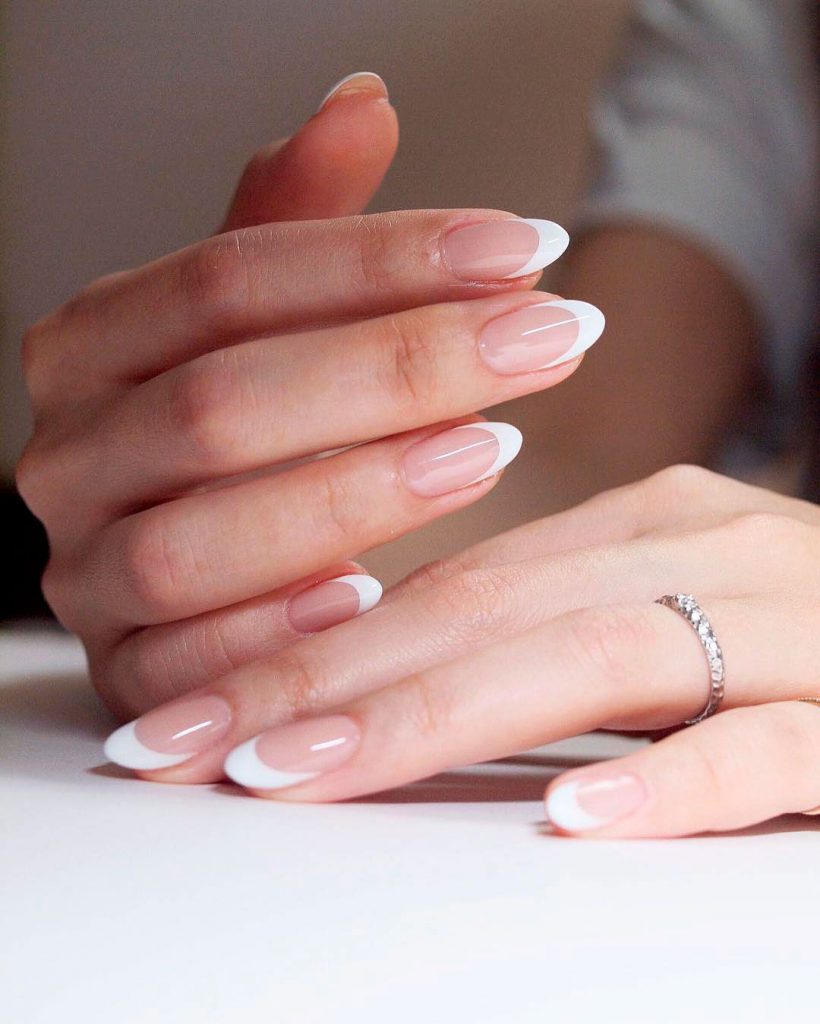 French Tip Nails 18 nápadů: Pozvedněte svou hru na nehty pomocí těchto stylových návrhů