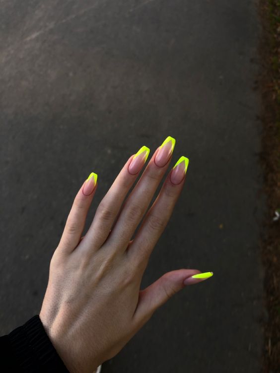 Neon Nails 22 nápadů: Elektrifikujte svůj vzhled oslnivým nail artem