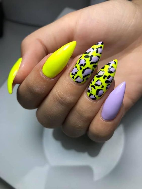 Neon Nails 22 nápadů: Elektrifikujte svůj vzhled oslnivým nail artem