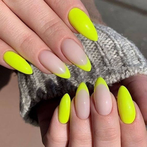 Neon Nails 22 nápadů: Elektrifikujte svůj vzhled oslnivým nail artem