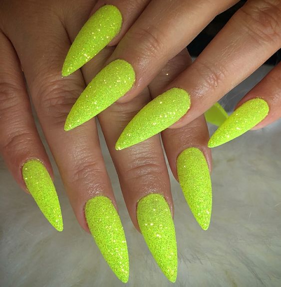 Neon Nails 22 nápadů: Elektrifikujte svůj vzhled oslnivým nail artem