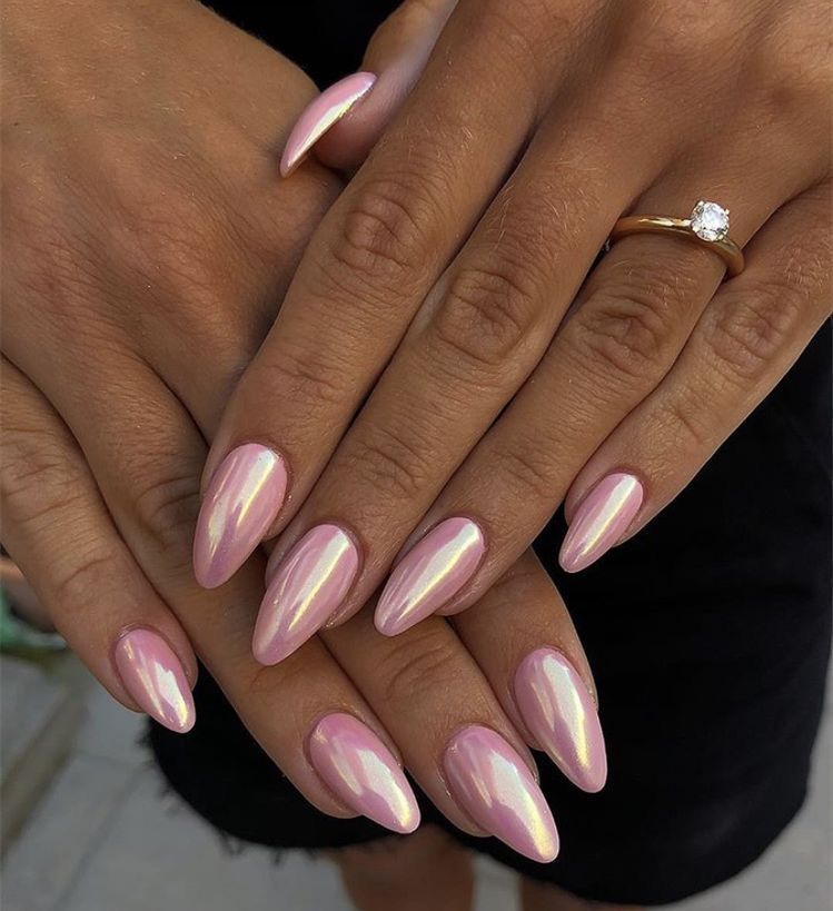 Almond Nails Chrome 21 Ideas: Přidání lesku a lesku do hry na nehty