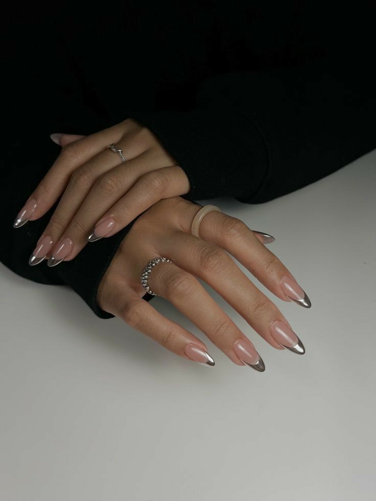 French Tip Nails 18 nápadů: Pozvedněte svou hru na nehty pomocí těchto stylových návrhů