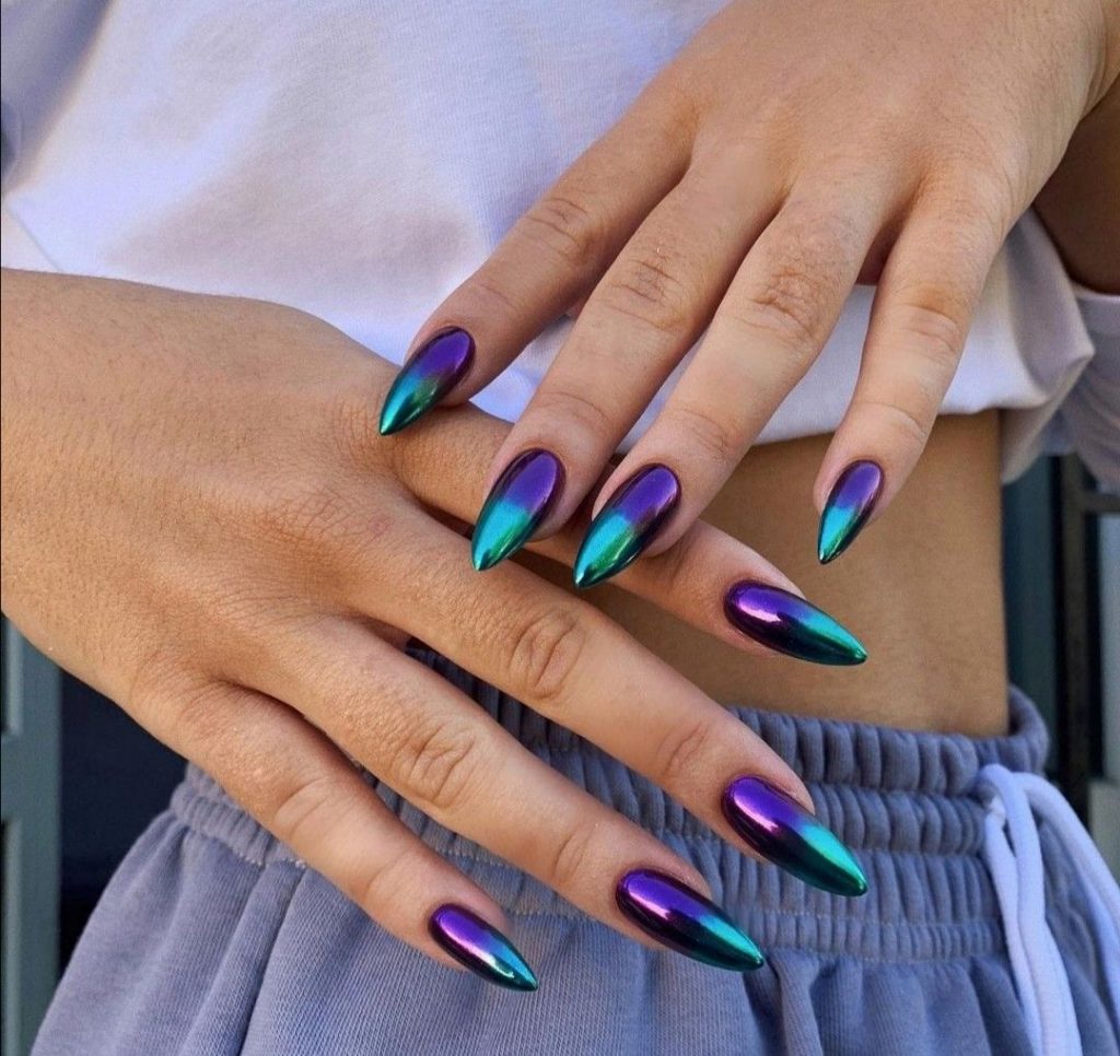 Almond Nails Chrome 21 Ideas: Přidání lesku a lesku do hry na nehty