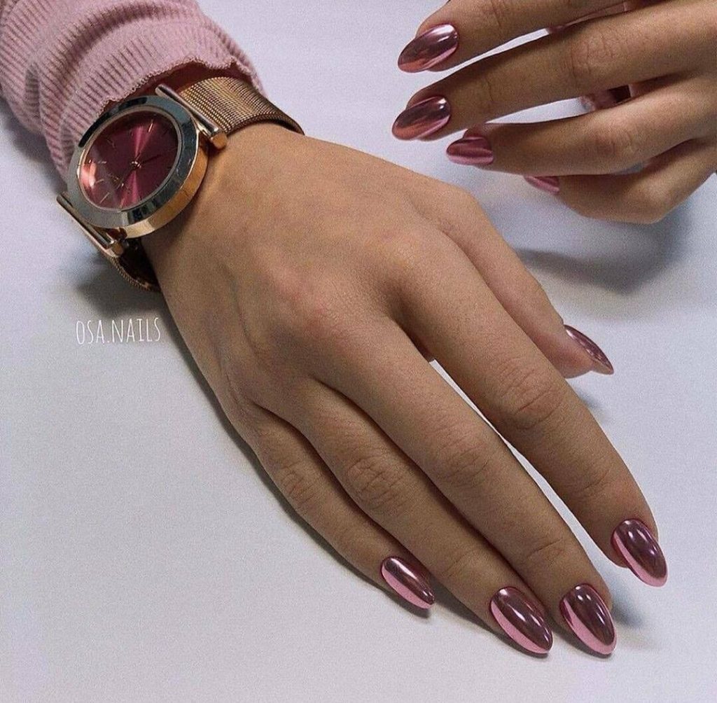 Almond Nails Chrome 21 Ideas: Přidání lesku a lesku do hry na nehty