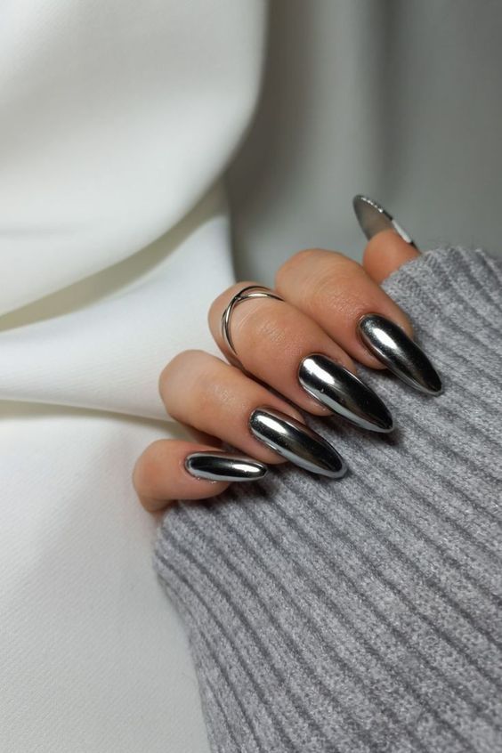 Almond Nails Chrome 21 Ideas: Přidání lesku a lesku do hry na nehty