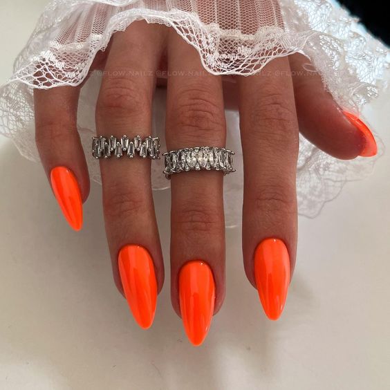 Neon Nails 22 nápadů: Elektrifikujte svůj vzhled oslnivým nail artem