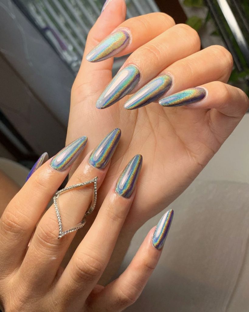 Almond Nails Chrome 21 Ideas: Přidání lesku a lesku do hry na nehty