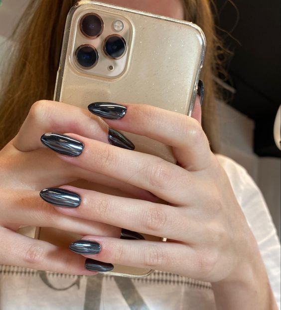 Almond Nails Chrome 21 Ideas: Přidání lesku a lesku do hry na nehty