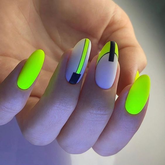 Neon Nails 22 nápadů: Elektrifikujte svůj vzhled oslnivým nail artem