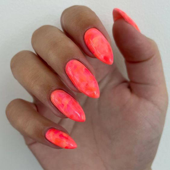 Neon Nails 22 nápadů: Elektrifikujte svůj vzhled oslnivým nail artem