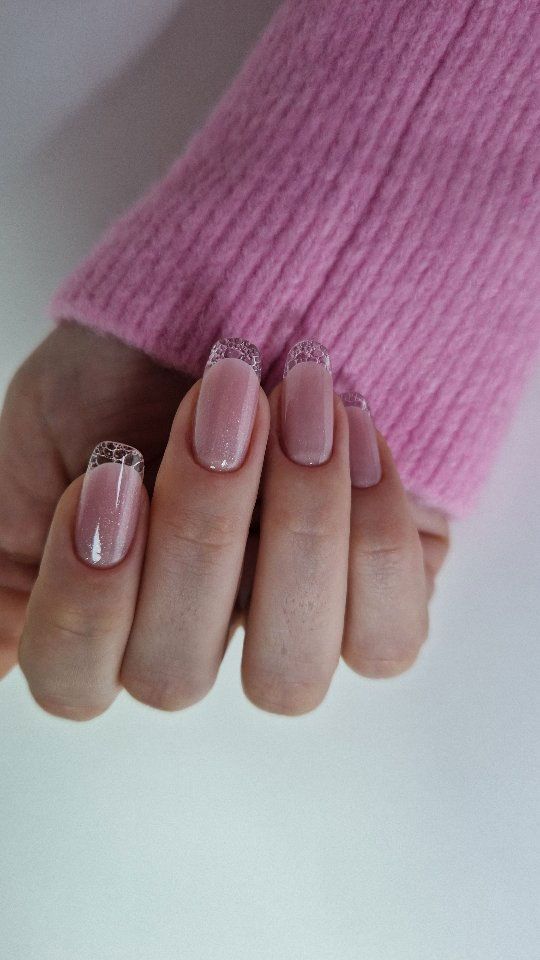 French Tip Nails 18 nápadů: Pozvedněte svou hru na nehty pomocí těchto stylových návrhů