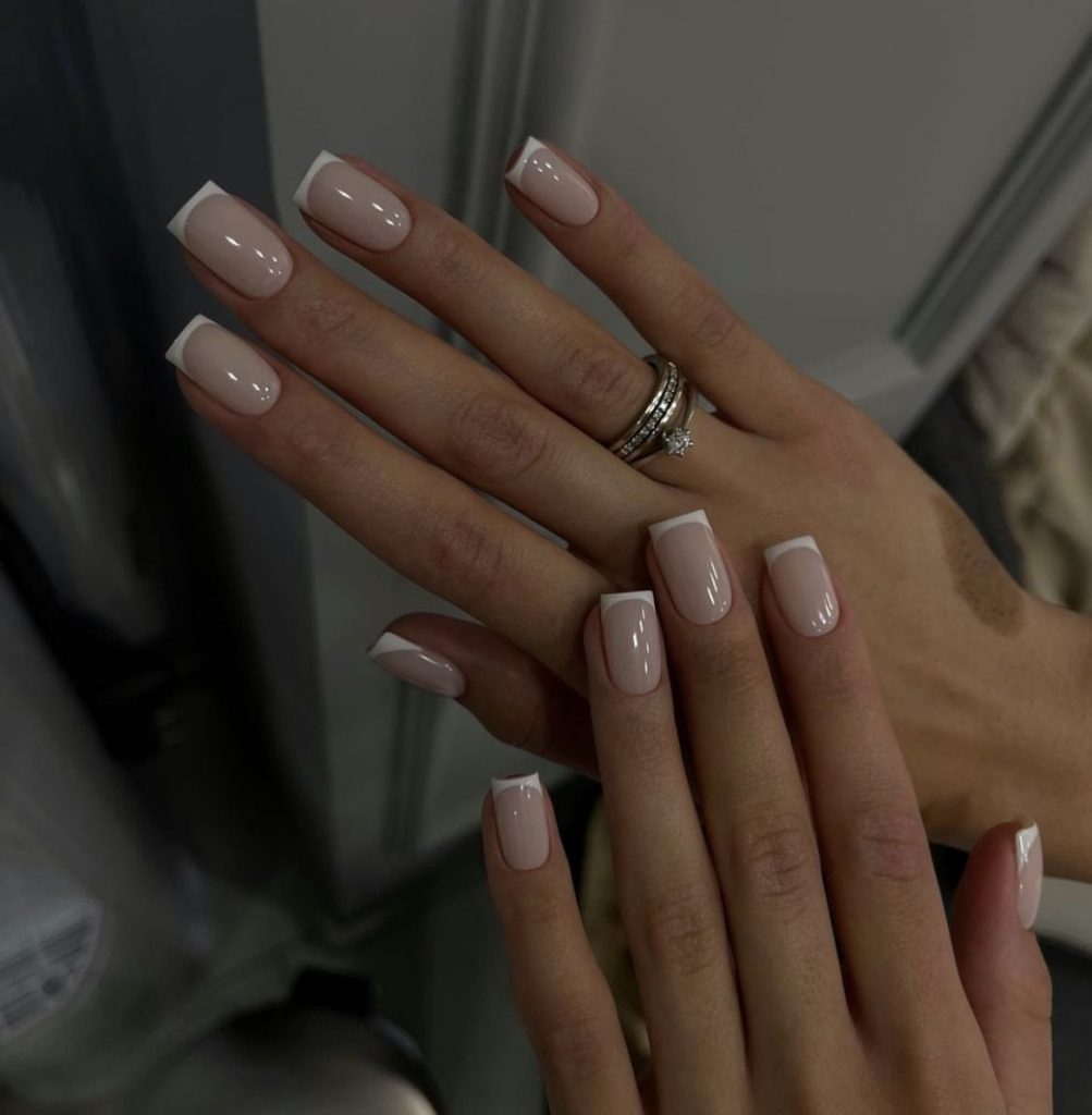 French Tip Nails 18 nápadů: Pozvedněte svou hru na nehty pomocí těchto stylových návrhů