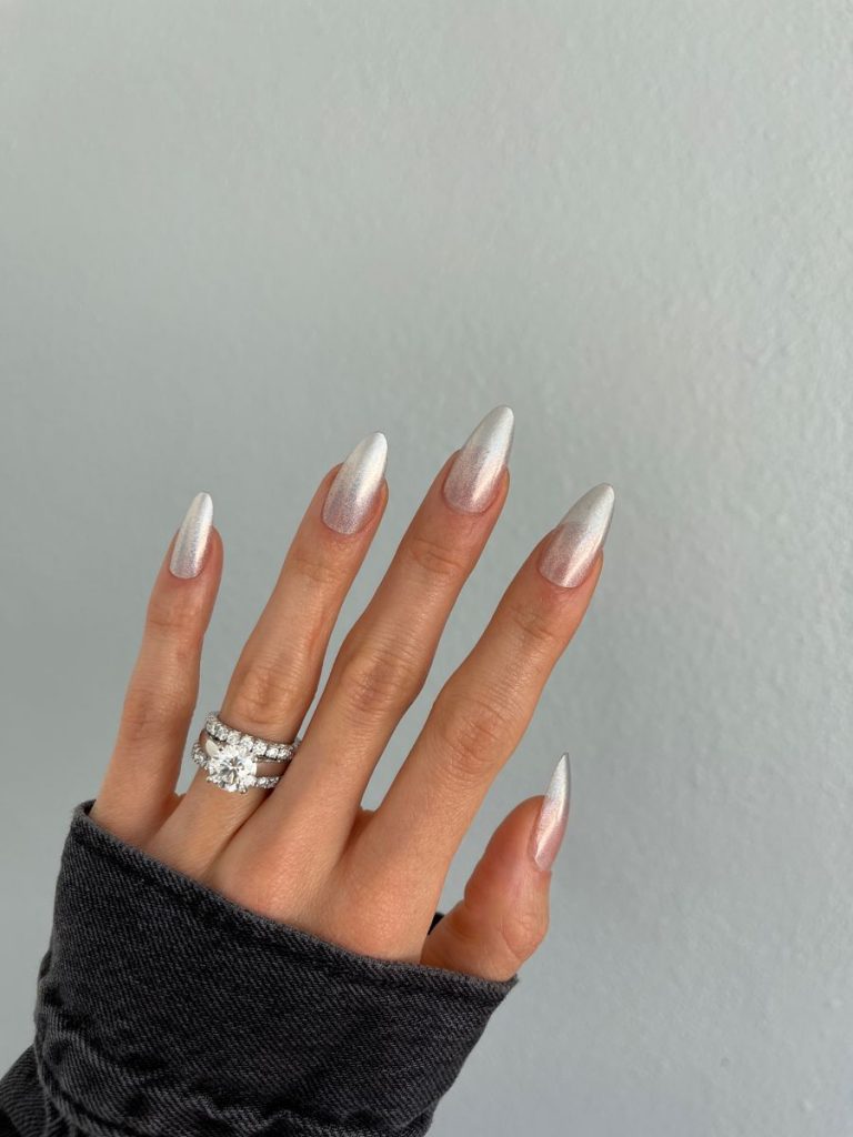 Almond Nails Chrome 21 Ideas: Přidání lesku a lesku do hry na nehty