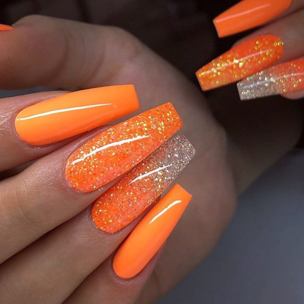 Orange Nails Acrylic 20 nápadů: Živé a trendy vzory nehtů