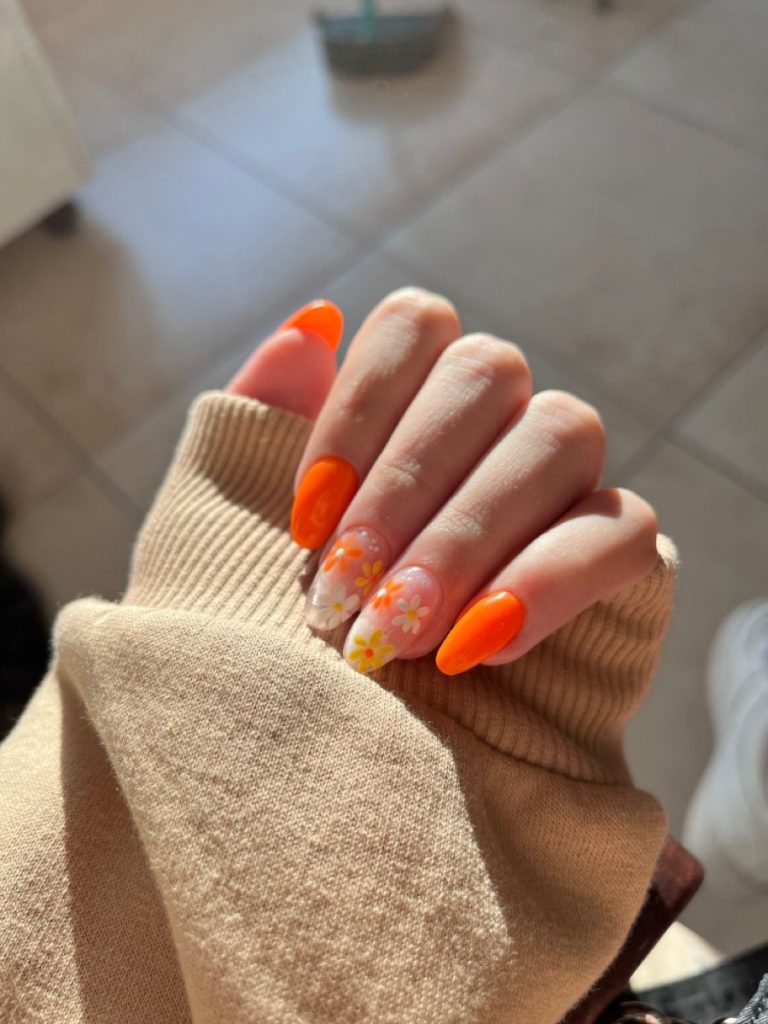 Orange Nails Acrylic 20 nápadů: Živé a trendy vzory nehtů