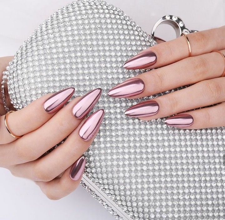 Almond Nails Chrome 21 Ideas: Přidání lesku a lesku do hry na nehty