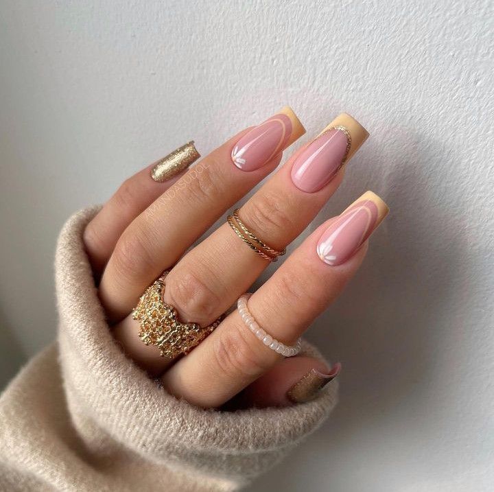 French Tip Nails 18 nápadů: Pozvedněte svou hru na nehty pomocí těchto stylových návrhů