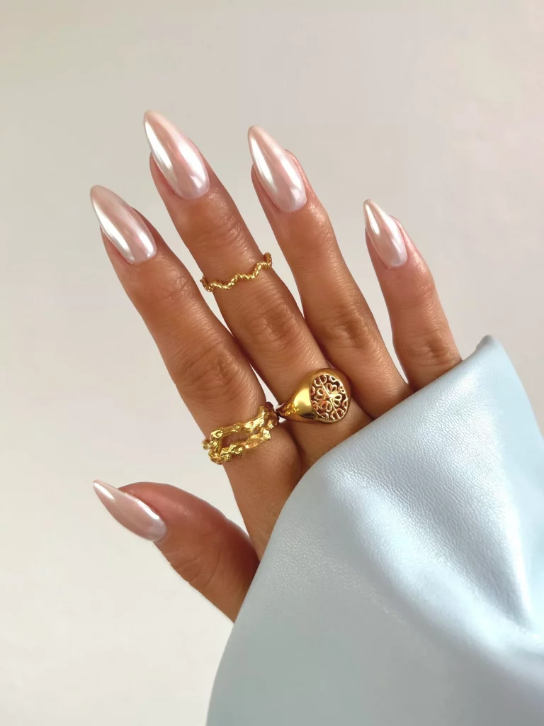 Almond Nails Chrome 21 Ideas: Přidání lesku a lesku do hry na nehty