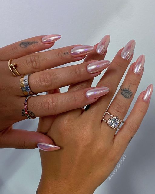 Almond Nails Chrome 21 Ideas: Přidání lesku a lesku do hry na nehty