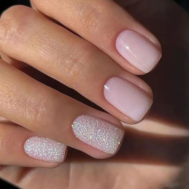 Winter Nails Acrylic Short 2023-2024 18 nápadů: Připravte se předvést svůj elegantní styl!