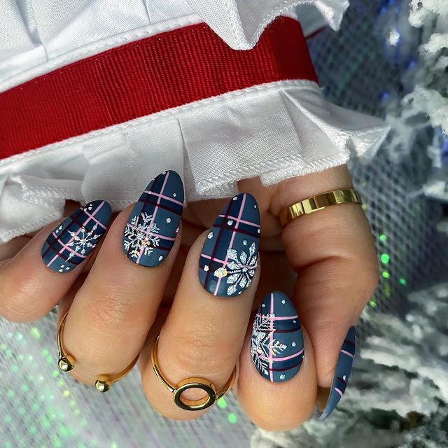 Edgy Winter Nails 2023-2024 20 nápadů: Stylově rozhýbejte svůj vzhled v chladném počasí