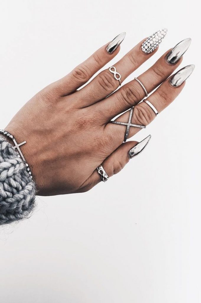 Edgy Winter Nails 2023-2024 20 nápadů: Stylově rozhýbejte svůj vzhled v chladném počasí