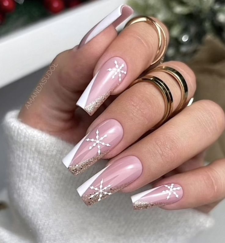 French Winter Nails Snowflake 2023-2024 16 nápadů: Embrace the Frosty Glamour