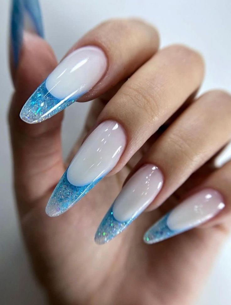 Edgy Winter Nails 2023-2024 20 nápadů: Stylově rozhýbejte svůj vzhled v chladném počasí