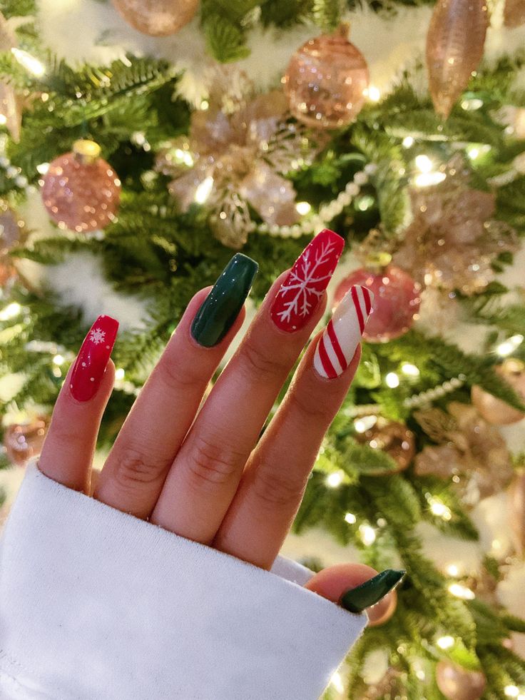 Edgy Winter Nails 2023-2024 20 nápadů: Stylově rozhýbejte svůj vzhled v chladném počasí