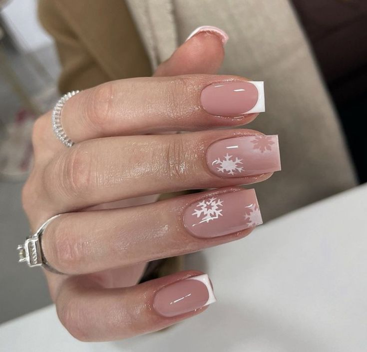 French Winter Nails Snowflake 2023-2024 16 nápadů: Embrace the Frosty Glamour