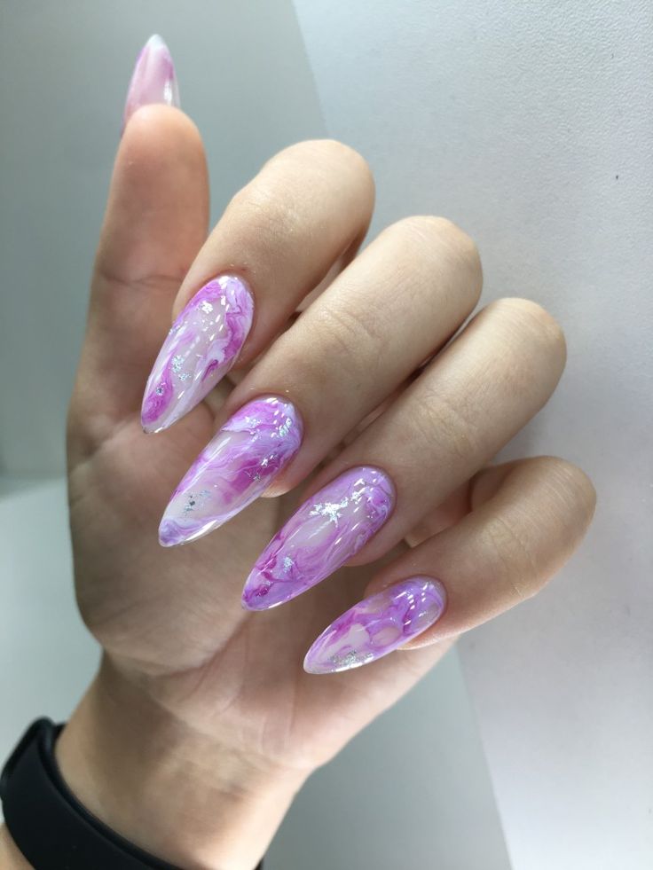 Edgy Winter Nails 2023-2024 20 nápadů: Stylově rozhýbejte svůj vzhled v chladném počasí