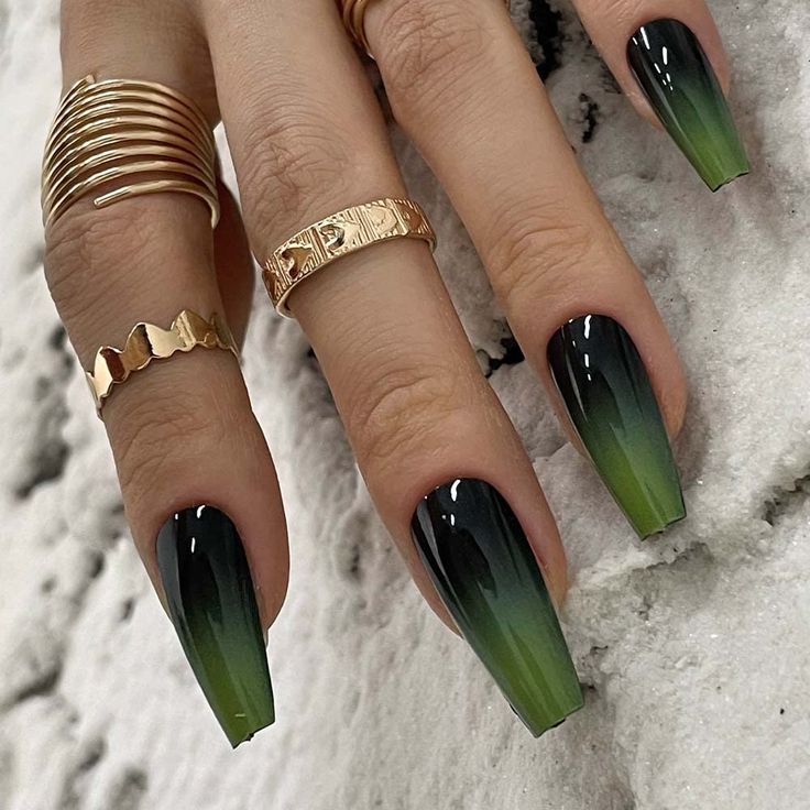 Winter Nails Coffin 2023-2024 16 nápadů: Přijměte chlad s elegantními trendy na nehty