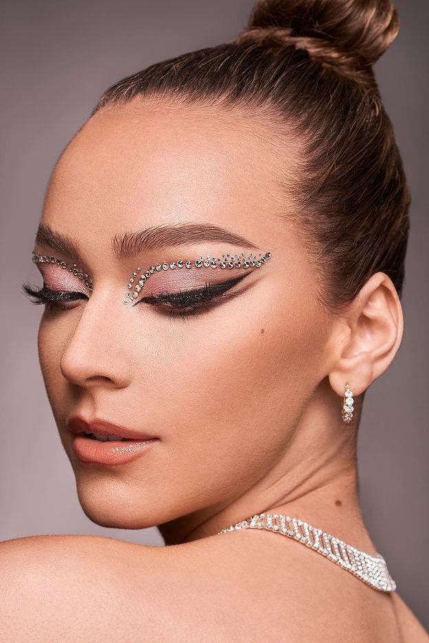 New Year's Eye Makeup 2024 18 Ideas: Glitter, Lunar, and Gemstone Glam