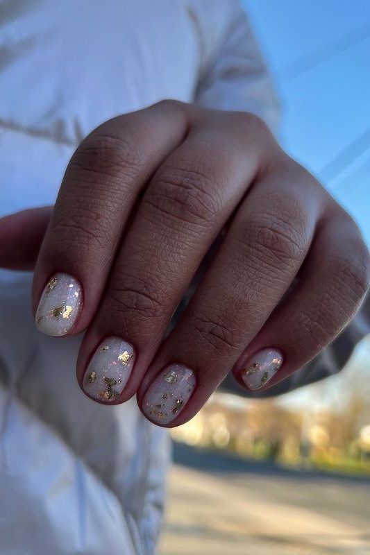 Short Gold Nail Designs for 2024 21 Ideas: NYE and Christmas New Trendsetters