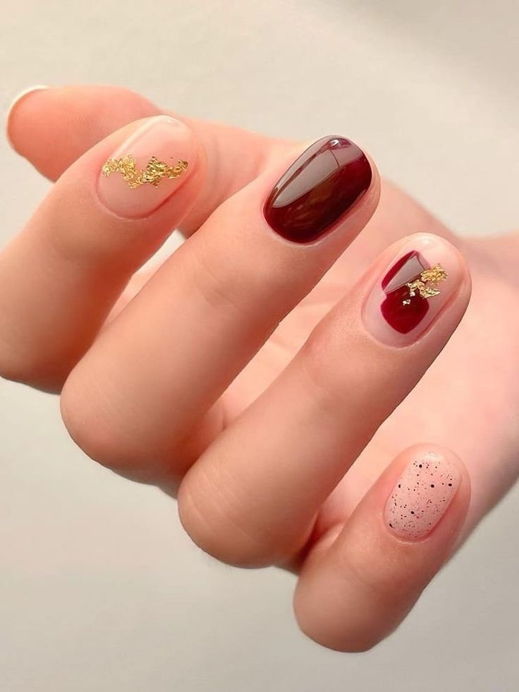 Short Gold Nail Designs for 2024 21 Ideas: NYE and Christmas New Trendsetters