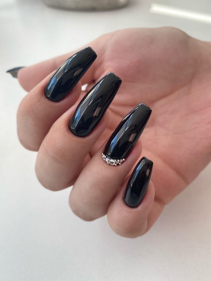 Black Christmas Nails 2023 22 nápadů: Rock Your Holiday Look!