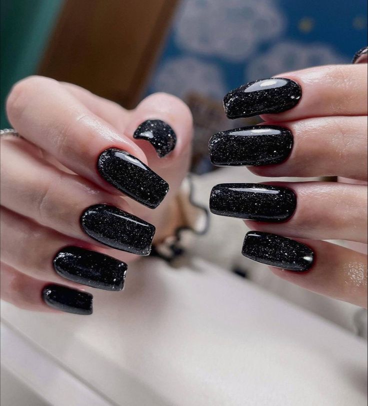 Black Christmas Nails 2023 22 nápadů: Rock Your Holiday Look!