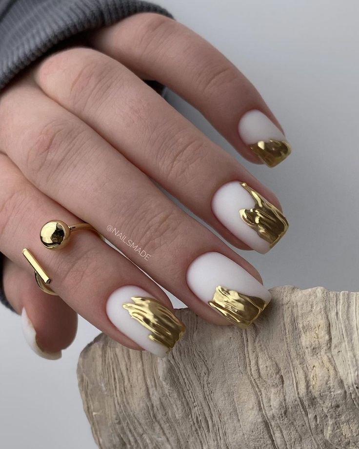 Short Gold Nail Designs for 2024 21 Ideas: NYE and Christmas New Trendsetters