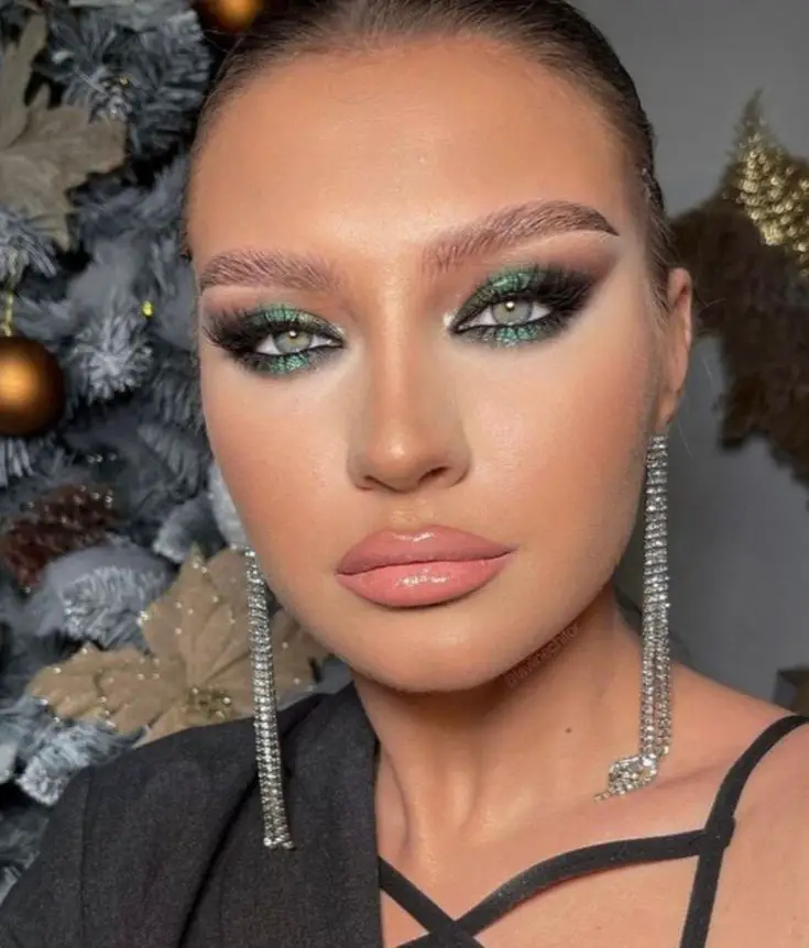 Green Christmas Makeup 2023 18 Ideas: From Light Natural to Dark Smokey Eye