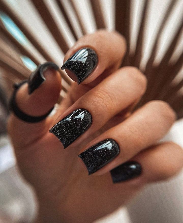 Black Christmas Nails 2023 22 nápadů: Rock Your Holiday Look!